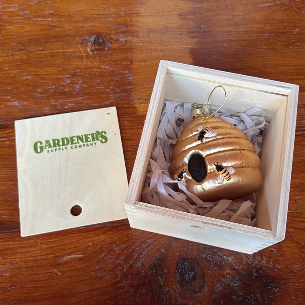 🐝 NWOT Bee Skep Glass Gardener’s Supply Company Ornament